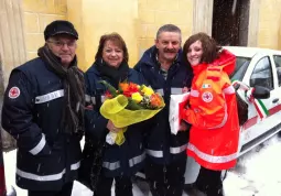 Omaggio floreale alla madrina dell'inaugurazione Loredana Auteri,  volontaria da 25 anni e fondatrice del gruppo Cri di Busca