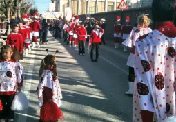 Piccole e grandi coccinelle: un gruppo mascherato a... pois rossi