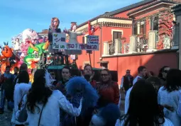 Tutti in maschera per le vie del centro