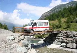 Un mezzo della Cri Busca in servizio la scorsa estate durante la competizione sportiva internazionale Iron Bike