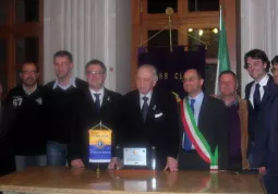 Gli amministratori con il senatore durante la consegna del premio