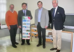 Il dirigente e i rappresentanti dell'associazione con una copia del calendario 2011 con disegni dei bambini sull'Unità d'Italia