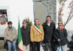 La delegazione buschese con il partigiano Isacco Levi