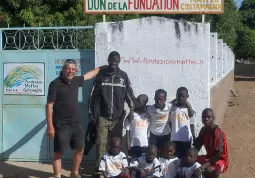 I ragazzi di Babukar in Senegal  indossano le divise donate dalla società di calcio Gem Busca