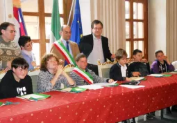 I consiglieri al tavolo con il sindaco Luca Gosso, il vice-sindaco, Marco Gallo,  e i capigruppo di minoranza Antonella Simondi e Mario Berardo