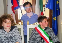 Antonella Simondi, capogruppo in Consiglio comunale, insegnante della scuola primaria e mamma del  sindaco junior Samuele Galfrè, con il vice-sindaco, Federico Giraudo