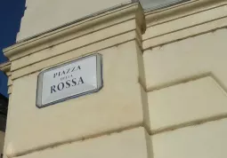 Una delle nuove insegne in piazza della Rossa