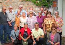 Il gruppo di Busca in visita alla missione di Buenos Aires con, al centro, suor Renza Bono di Bernezzo (maglia viola con occhiali ), suor Rosa di Casalgrasso e suor Maria Marengo di Centallo  