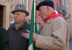 Pietro Giaccardo con il fazzolletto da partigiano e la bandiera durante una celebrazione di anniversario; con lui il senatore Giuseppe Fassino