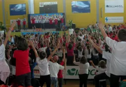 Festa pomeridiana al palazzetto dello sport,  tutti al ritmo di YMCA dei Village People