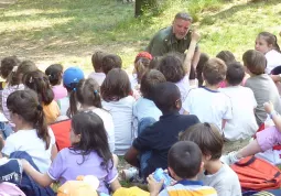 Il guardiacaccia risponde alle domande dei bambini