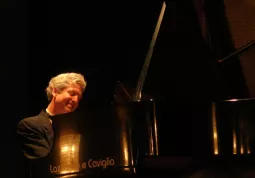 Biran Ganz al pianoforte sul palco del Teatro Civico