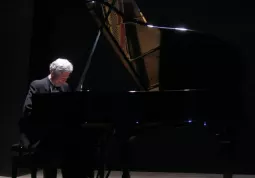 Brian Ganz si diverte suonando Chopin, al Teatro Civico giovedì 26 maggio scorso