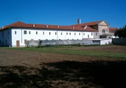 L'intero complessso del convento è molto ampio e comprende anche terreno agricolo