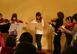 L'esibizione di una classe di violini