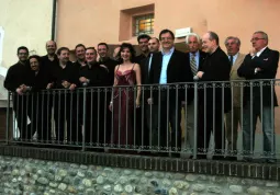 L’orchestra da camera del Regio Itinerante e la soprano Giovanna Zerilli  con gli organizzatori della serata, dal balcone del Teatro