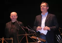 Antonello Lerda, presidente dell'associazione Amici della Musica, e Marco Gallo, vice-sindaco e assessore alla Cultura: dal palco hanno ringraziato sponsor, associati, pubblico e  artisti