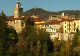 BUSCA EVENTI. Veduta di Busca dal ponte sul Maira