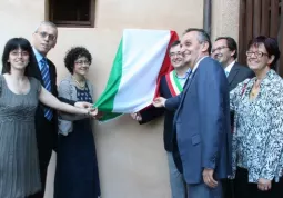 Le autorità scoprono la targa dei restauri dell'ala est del castello:  sinistra Zelda Beltramo, di Marcovaldo, l'onorevoleTeresio Delfino, Elena Frugoni, della Soprintendenza, il vice-sindaco Marco Gallo, Fabrizio Pellegrino, presidente di Marcovaldo,  i curatori della mostra, Adriano Ravera ed Elma Schena