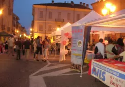 Via Umberto I con gli stand delle associazioni