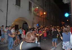 La fiaccolata della solidarietà per le vie del centro storico