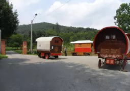 Le carovane stanno per  entrare nel parco della villa in collina