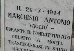 La scritta in ricordo del partigiano Antonio Marchisio sulla lapide in viale Concordia