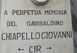 La scritta con la fotografia in ricordo del partigiano Giovanni Chiapello sulla lapide in viale Concordia