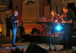  Beppe Servillo  con i musicisti Javier Edgardo Girotto, sax e clarinetto, e Natalio Luis Mangalavite, piano e tastiere, sul palco in piazza della Rossa 