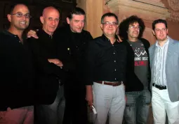 I musicisti in posa con il sindaco, Luca Gosso, il vicesindaco e assessore alla Cultura, Marco Gallo, e l'organizzatore del Festival Mistà, Mattia Sismonda