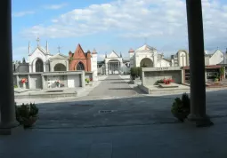 L'entrata al cimitero del  capoluogo