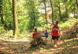 Volontari al lavoro nel Giardino dei sensi