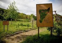 L'entrata nel parco di Villa Ferrero che ospita il Giardino dei sensi