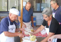 Si distribuisce la polenta