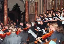 Il coro e l'orchestra Vivaldi durante un concerto nella chiesa della Rossa