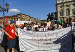 Il gruppo del centro diurno di Caraglio durante la manifestazione in piazza Castello ieri a Torino 