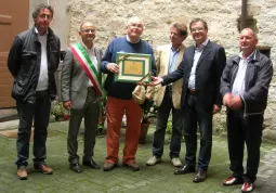 In occasione dell'inauguarzione dei restauri alla scala interna della Torre Rossa il sindaco, Luca Gosso, ha consegnato al presidente dell'associazione la Madunina, Orazio Bruna, ed all'architetto Pier Luigi Barbero una targa di ringraziamento per la straordinaria opera di manutenzione realizzata dall'associazione; nella foto anche il vice-sindaco Marco Gallo e gli assessori Giuseppe Delfino e Gianfranco Ferrero