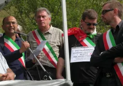 Il sindaco Luca Gosso a Pian del Re durante la manifestazione di venerdì scorso