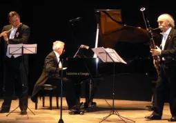 Il flautista Giuseppe Nova, accompagnato da Rino Vernizzi, fagotto e Giorgio Costa, pianoforte, venerdì scorso sul palco del Teatro Civico. La serata, con ingresso libero, è stata presentata dal Comune, assessorato alla Cultura, per iniziativa dell’associazione Amici della Musica e grazie al sostegno delle fondazioni Cassa di risparmio di Cuneo e Cassa di risparmio di Torino, in collaborazione con Alba Music Festival