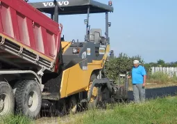 Mezzi in un cantiere stradale lungo una via comunale