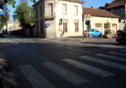 Dei due attraversamenti pedonali in corso Giolitti all'altezza di piazza Santa Maria ne rimarrà uno rialzato 