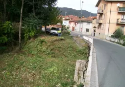 I volontari della Protezione Civile al lavoro nei pressi del ponte sul Maira in via Villafalletto