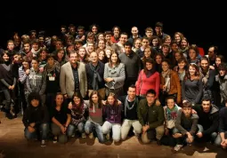 L'attrice al centro della foto con i ragazzi dell'oratorio parrocchiale, il vice-parroco, Matteo Monge, il sindaco, Luca Gosso, ed il vice-sindaco, Marco Gallo