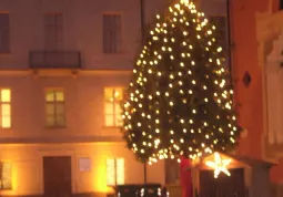 L'albero di Natale in piazza della Rossa, di fronte al Palazzo della Musica, cuore delle animazioni cittadine