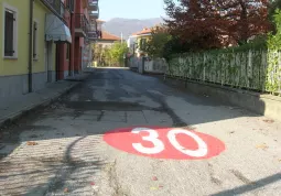 Porta della zona 30 all'incrocio fra via San Giacomo e corso Romita