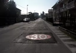 Porta della Zona 30 in via Pes di Villamarina