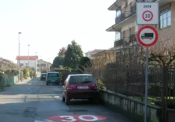 Zona 30 in via San Giacomo