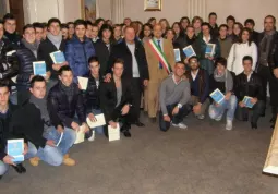 Il gruppo dei diciottenni ricevuti in municipio dal sindaco, Luca Gosso, dall'assessore Gian Franco Ferrero e dai consiglieri comunali Betarice Sartori, Diego Bressi, Fabio Eandi e Alberto Durando