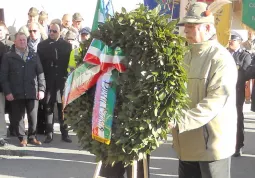 La deposizione della corona d'alloro alla lapide commemorativa del Caduti