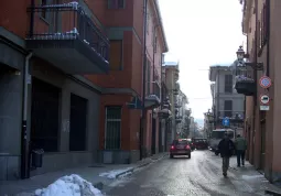 In via Umberto marciapiedi sgomberati dalla neve